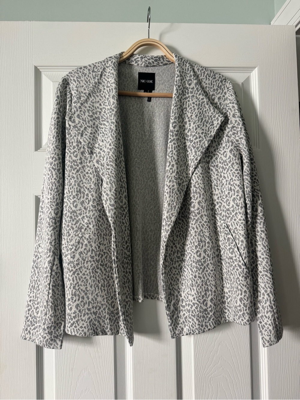 NIC+ZOE Light Gray Leopard-Print Open Jacket Blazer - Medium